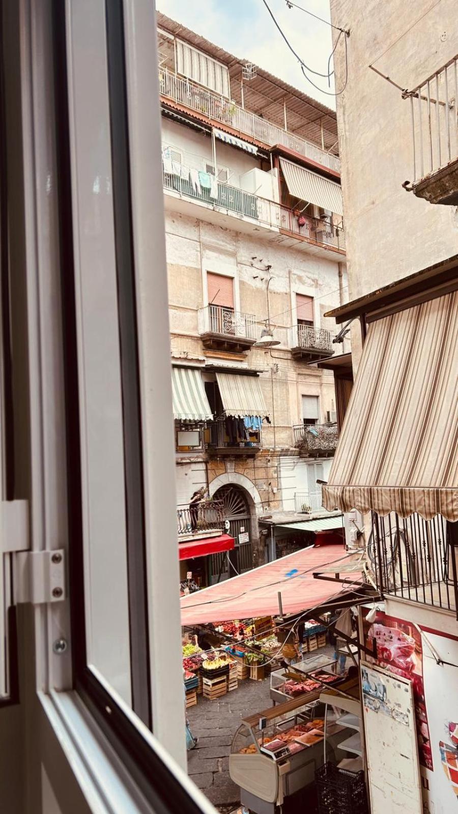Отель La Finestra Sul Borgo Неаполь Экстерьер фото