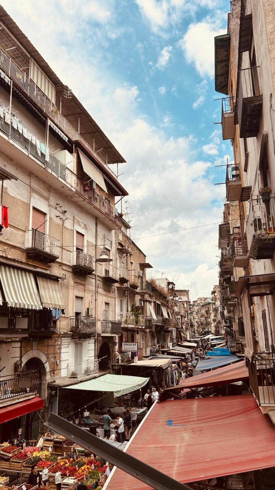 Отель La Finestra Sul Borgo Неаполь Экстерьер фото