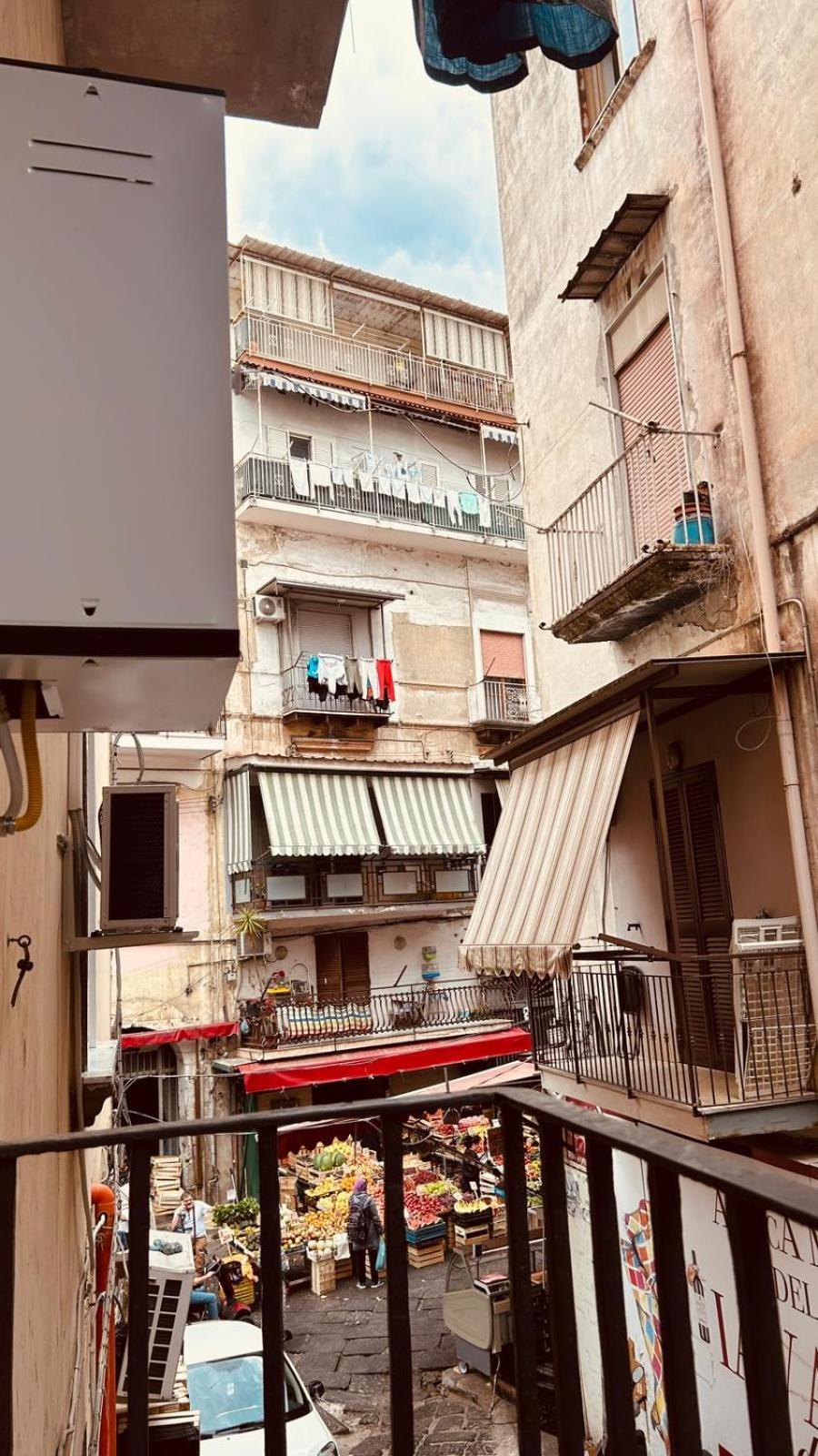 Отель La Finestra Sul Borgo Неаполь Экстерьер фото